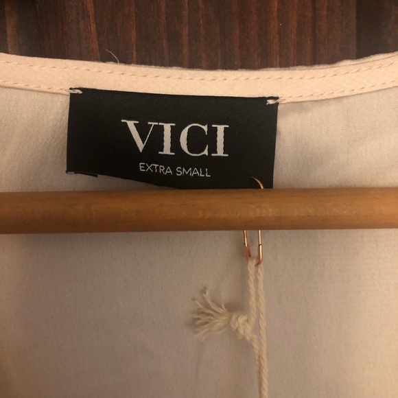 VICI Feathers in the Wind silk bell sleeve feathered top - Picture 4 of 6